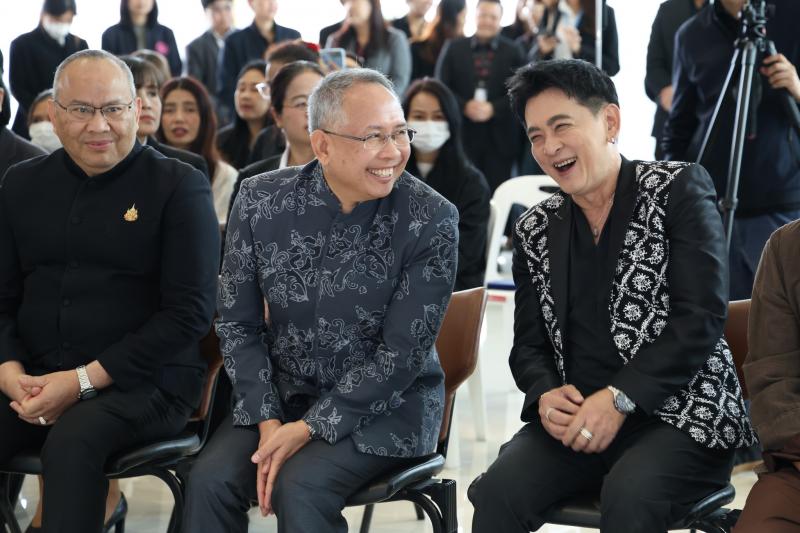 ปลัด พม. รับรางวัล &
