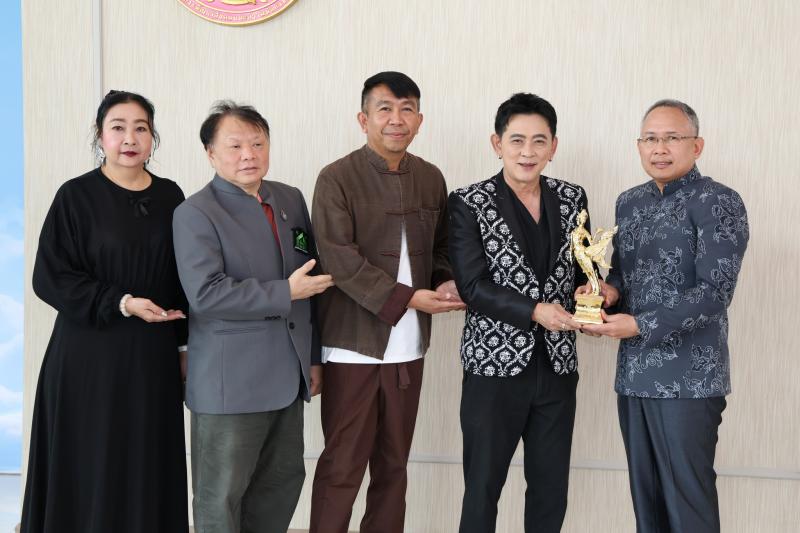 ปลัด พม. รับรางวัล &