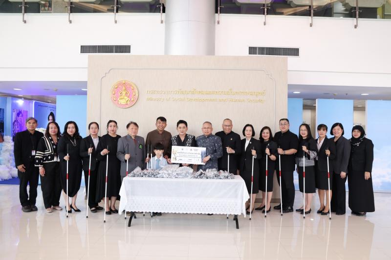 ปลัด พม. รับรางวัล &
