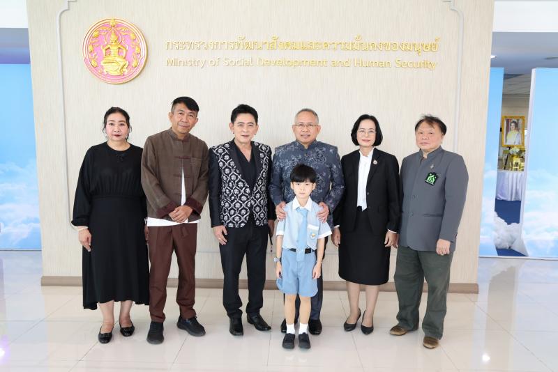 ปลัด พม. รับรางวัล &