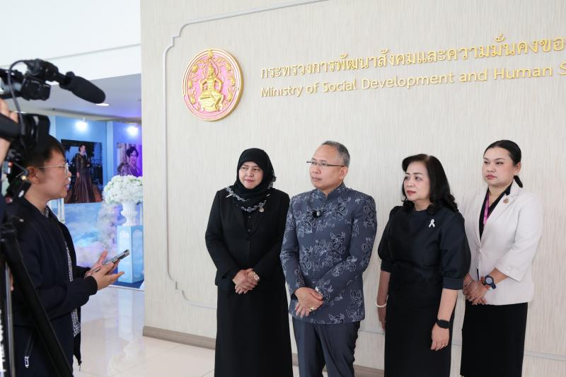 ปลัด พม. รับรางวัล &