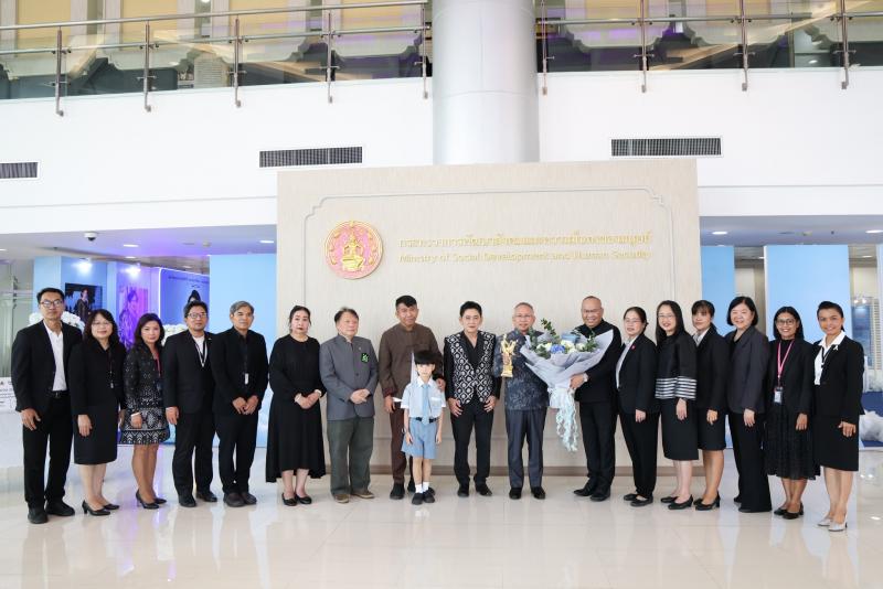 ปลัด พม. รับรางวัล &
