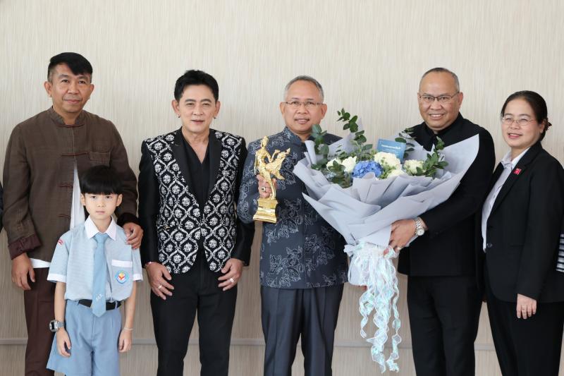 ปลัด พม. รับรางวัล &
