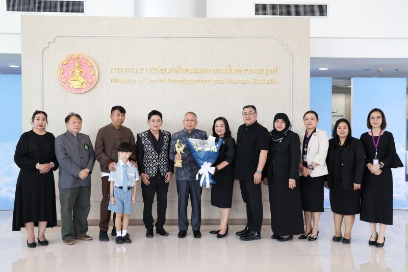 ปลัด พม. รับรางวัล &