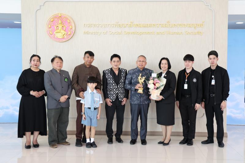 ปลัด พม. รับรางวัล &
