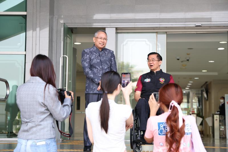 ปลัด พม. พา คุณกฤษน�