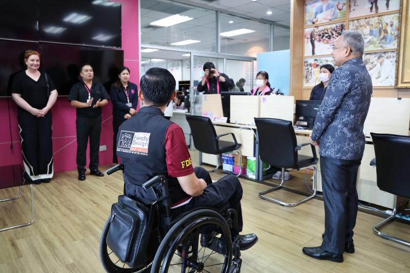 ปลัด พม. พา คุณกฤษน�