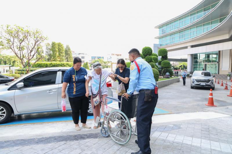 ปลัด พม. พา คุณกฤษน�