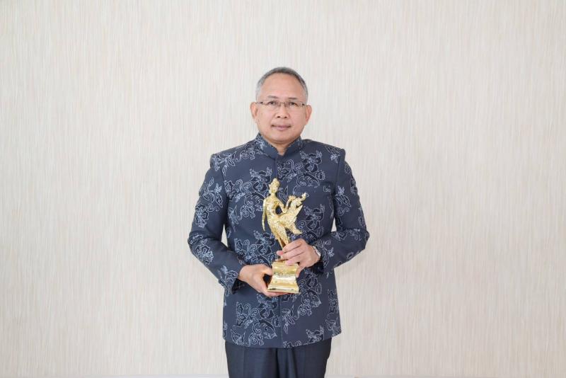 ปลัด พม. รับรางวัล &