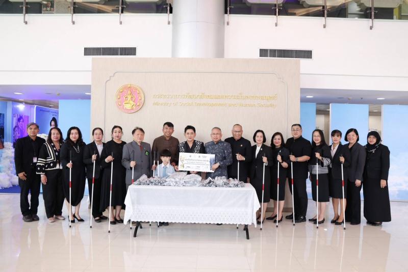 ปลัด พม. รับรางวัล &