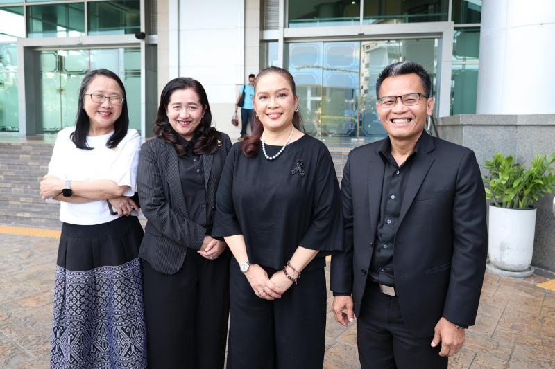 ปลัด พม. ร่วมมอบรา�