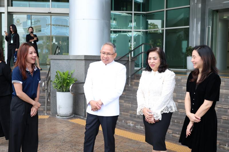ปลัด พม. ร่วมมอบรา�