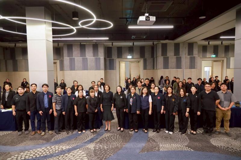 นางสาวนภาพร เมฆาผ�