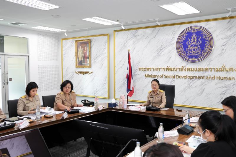 นางสาวนภาพร เมฆาผ�