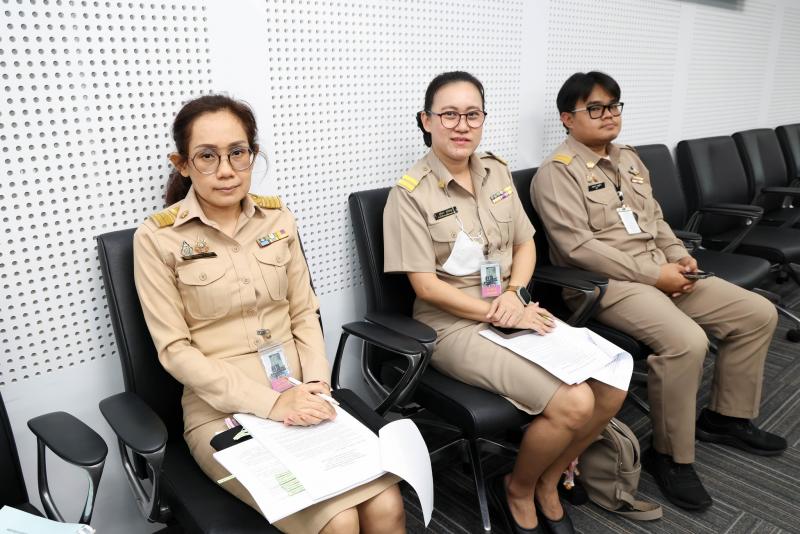 นางสาวนภาพร เมฆาผ�