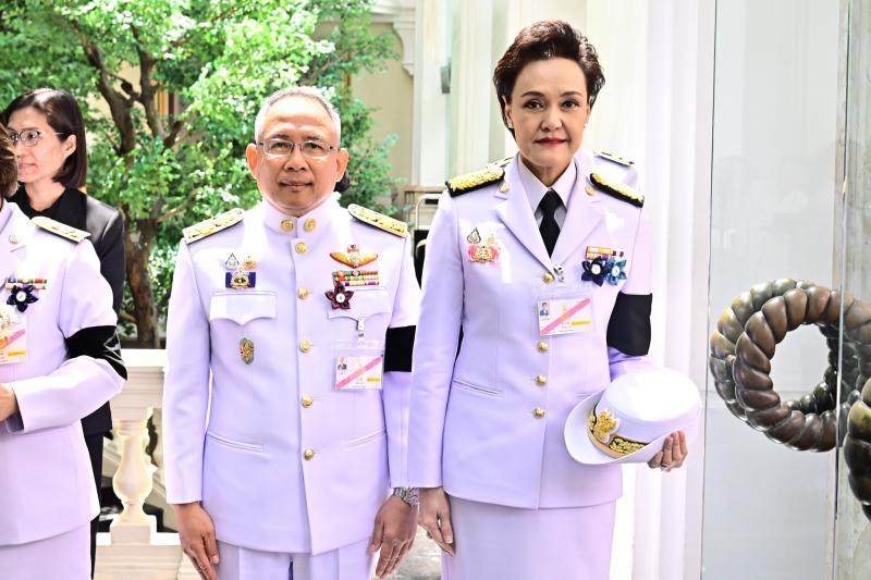 ปลัด พม. เฝ้ารับเส�