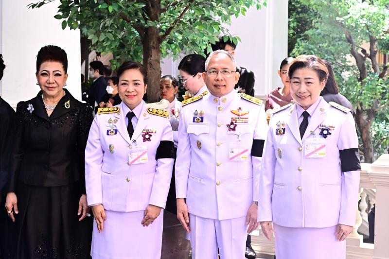 ปลัด พม. เฝ้ารับเส�
