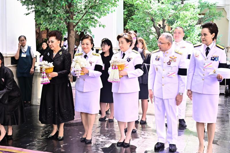 ปลัด พม. เฝ้ารับเส�
