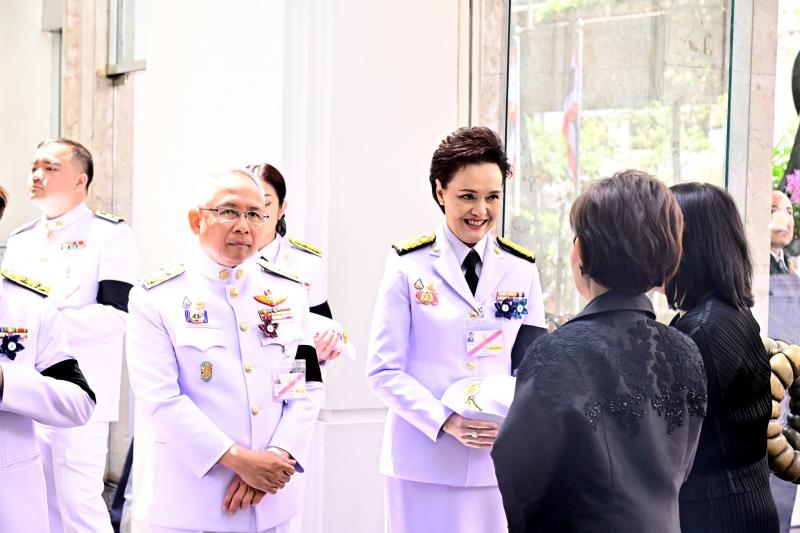 ปลัด พม. เฝ้ารับเส�