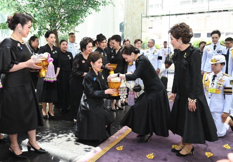 ปลัด พม. เฝ้ารับเส�