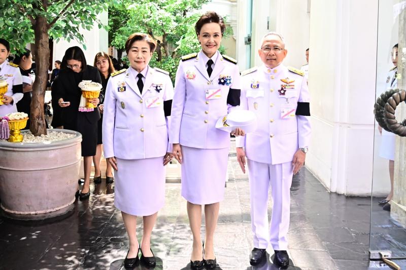 ปลัด พม. เฝ้ารับเส�