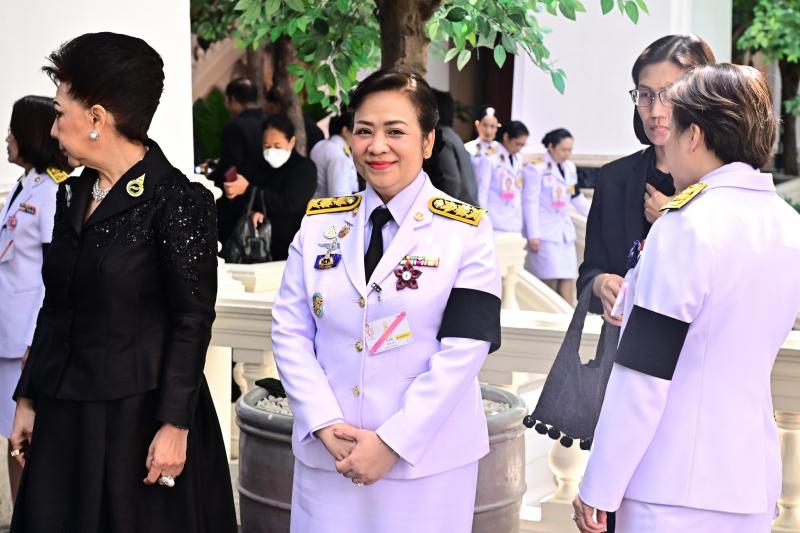 ปลัด พม. เฝ้ารับเส�