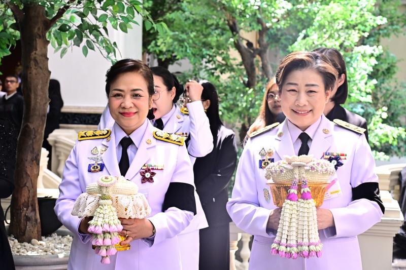 ปลัด พม. เฝ้ารับเส�