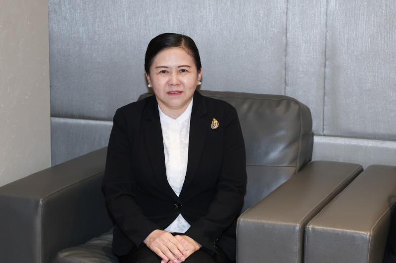 นางเตือนใจ คงสมบั�