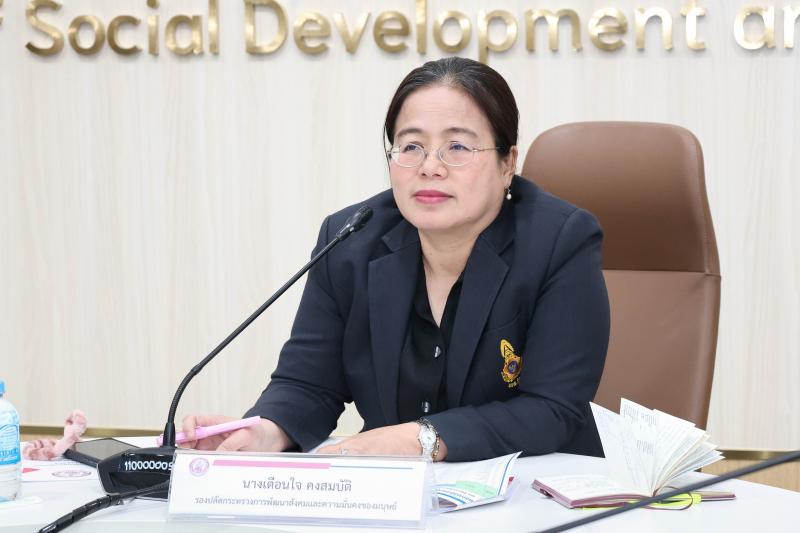 นางเตือนใจ คงสมบั�