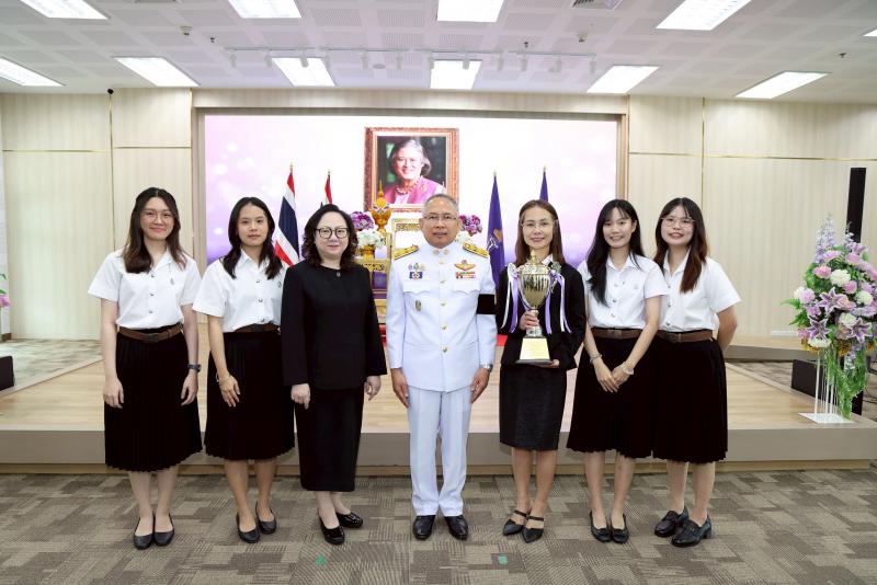 พม. มอบถ้วยรางวัลพ
