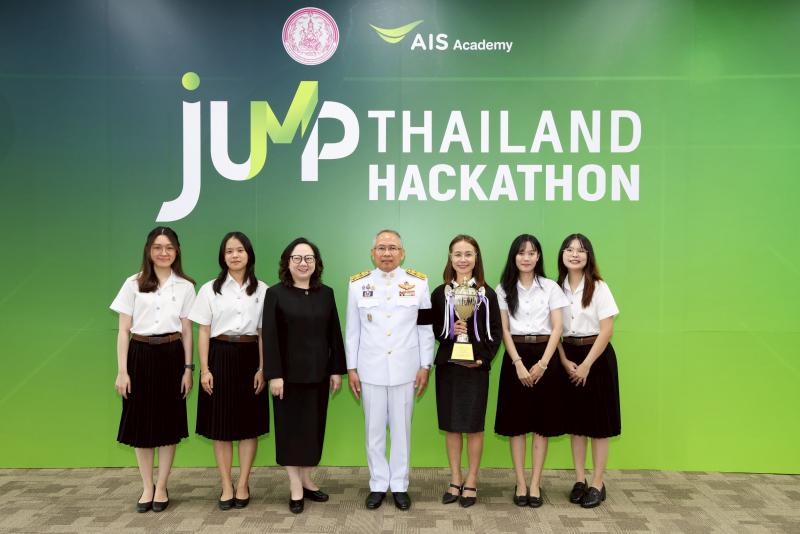 พม. มอบถ้วยรางวัลพ