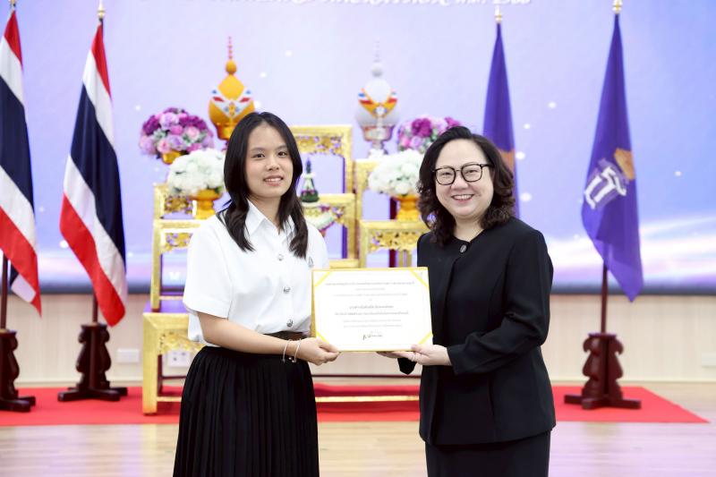 พม. มอบถ้วยรางวัลพ