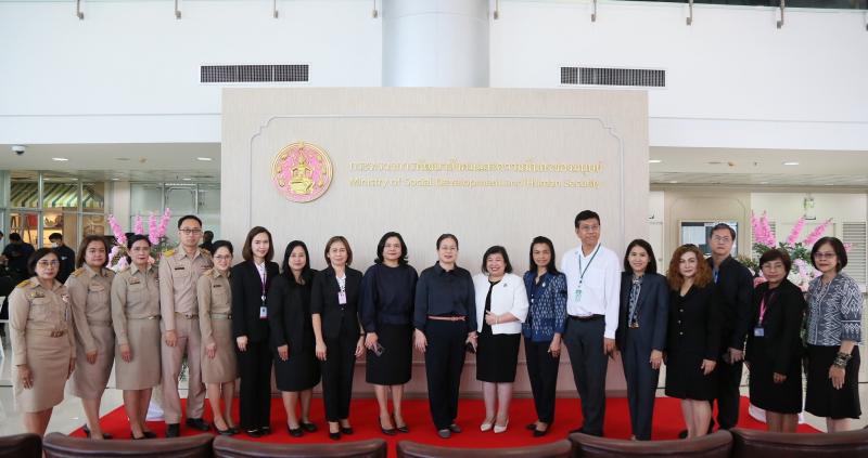 นางเตือนใจ คงสมบั�