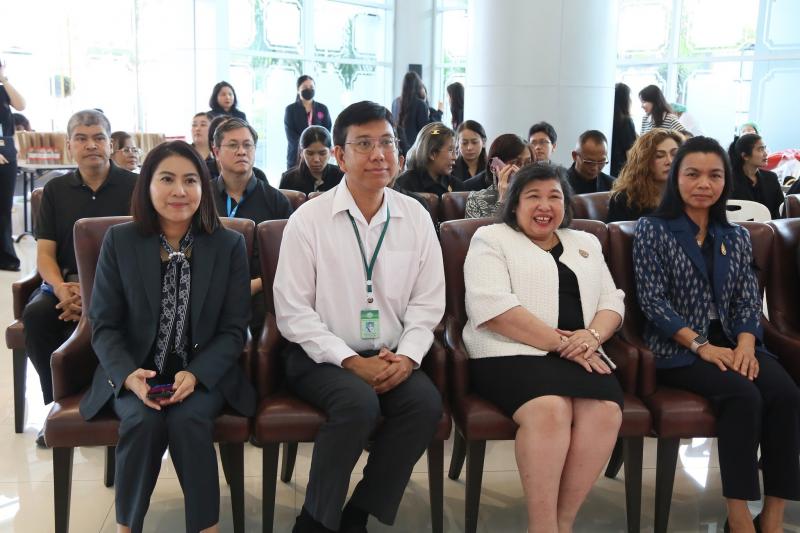 นางเตือนใจ คงสมบั�