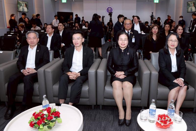 นางเตือนใจ คงสมบั�