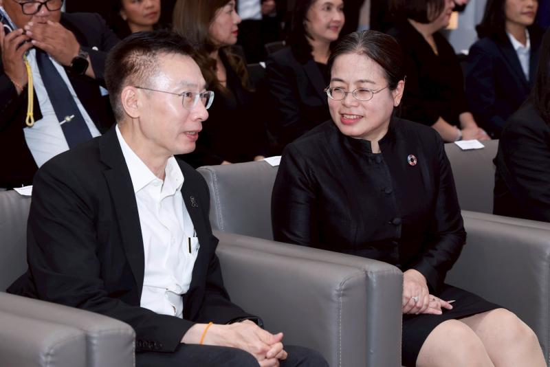 นางเตือนใจ คงสมบั�