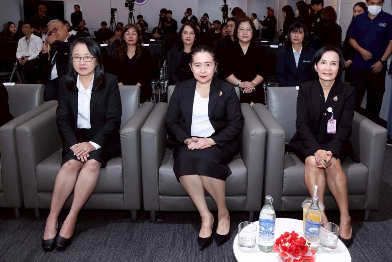 นางเตือนใจ คงสมบั�