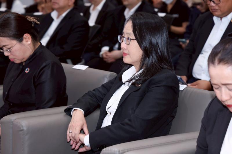 นางเตือนใจ คงสมบั�