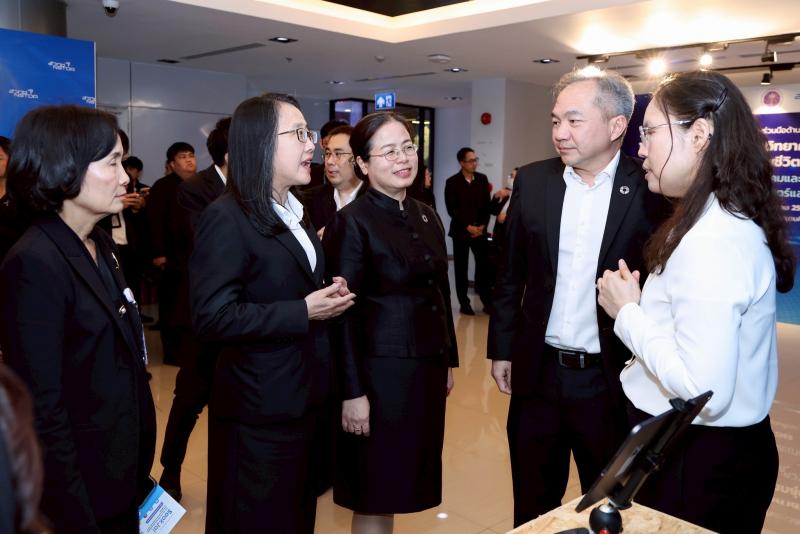 นางเตือนใจ คงสมบั�