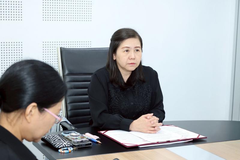 นางศิริลักษณ์ มีม�