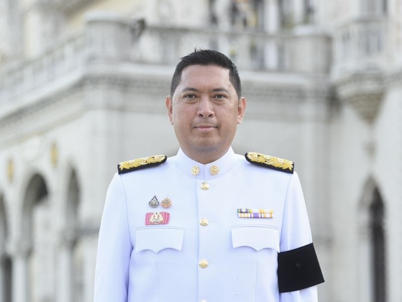นายนิกร โสมกลาง รั