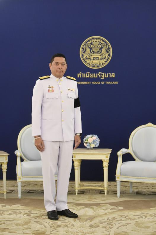 นายนิกร โสมกลาง รั