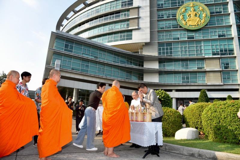 รมว.พม. ทำบุญตักบา�