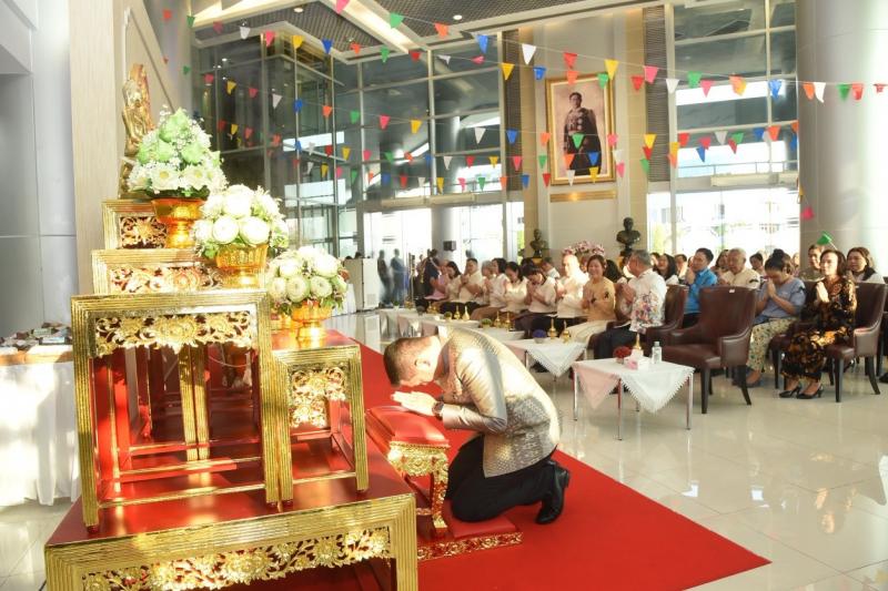 รมว.พม. ทำบุญตักบา�