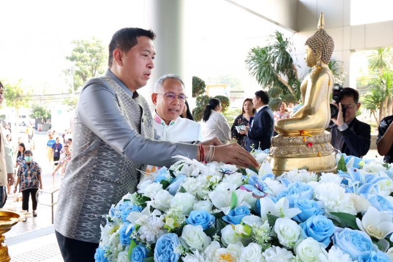 รมว.พม. ทำบุญตักบา�