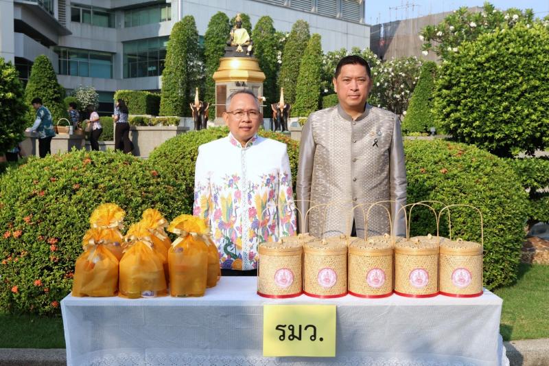 รมว.พม. ทำบุญตักบา�