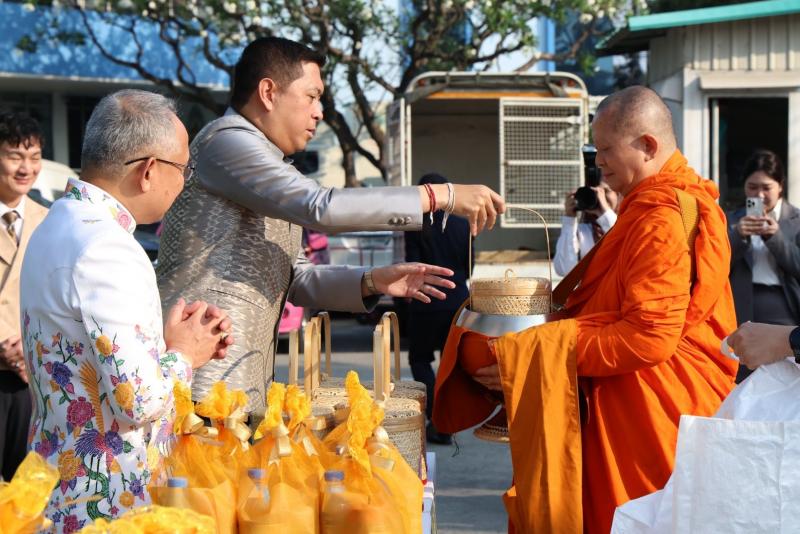 รมว.พม. ทำบุญตักบา�