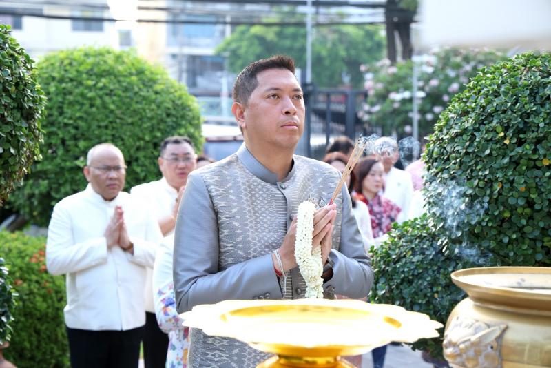รมว.พม. ทำบุญตักบา�
