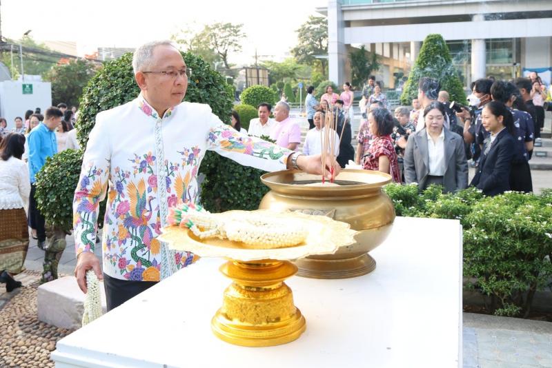 รมว.พม. ทำบุญตักบา�