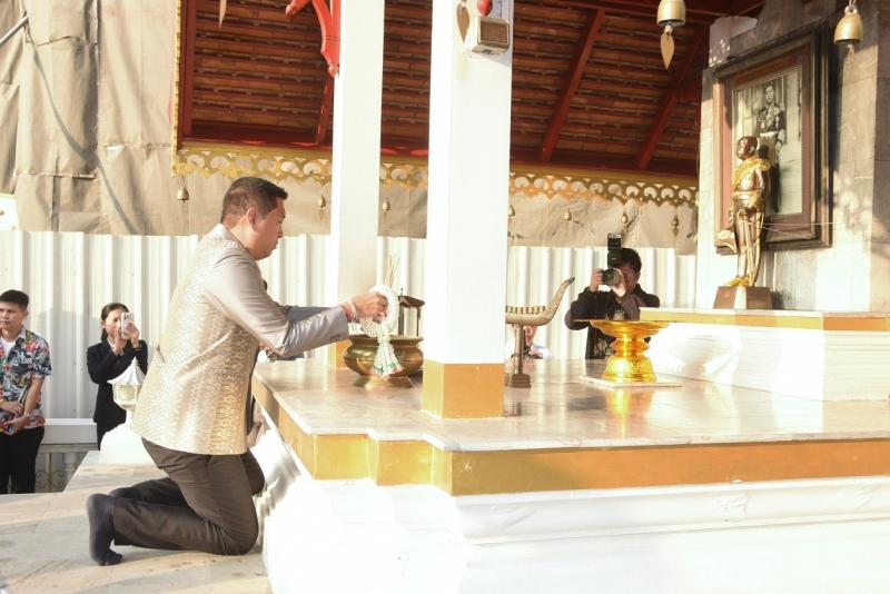 รมว.พม. ทำบุญตักบา�